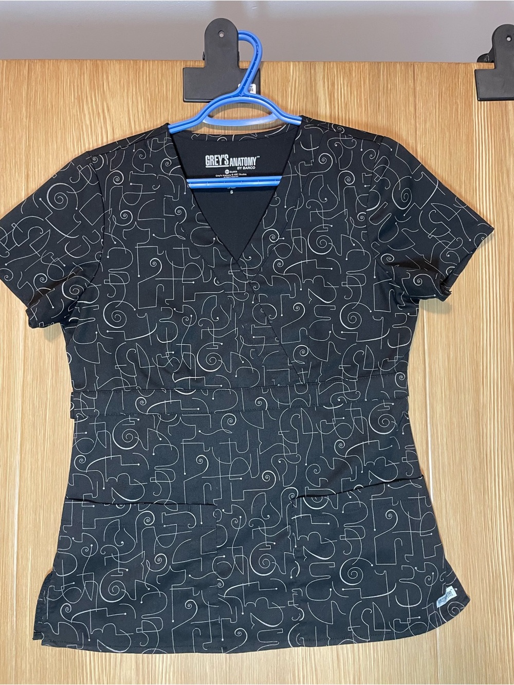 Grey’s Anatomy by Barco V-Neck Scrub Top Womens Small Black Line Draw Print